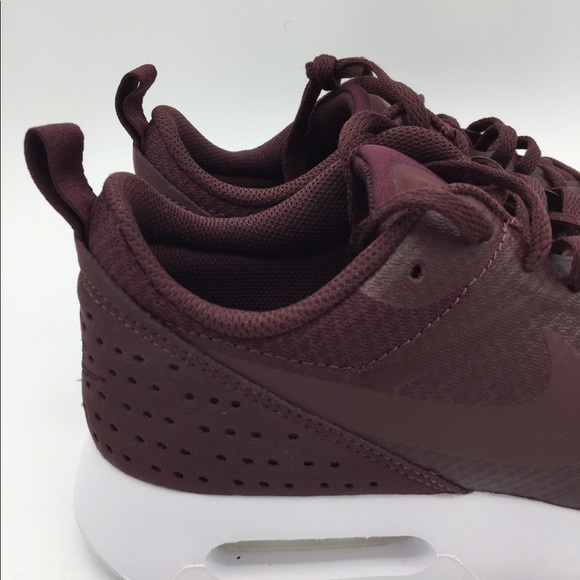 Women’s Nike Air Max Tavas - Picture 2 of 8